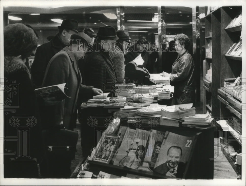 1968 Press Photo Customers crowd a new book shop in Wenceslaus Square- Historic Images