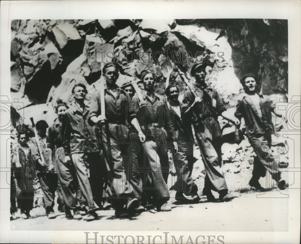 1949 Press Photo Czech communists march towards work holding shovels and singing- Historic Images