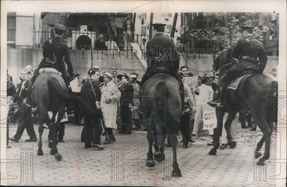 1960 Press Photo Mounted policemen pushing demonstrators away from U.N. building- Historic Images