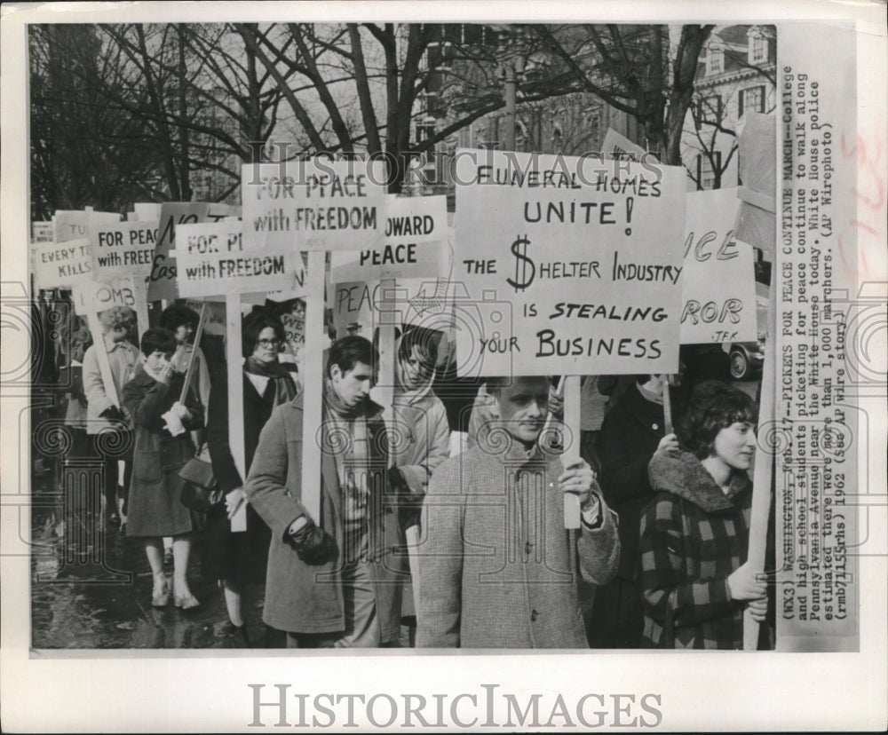 1962 Press Photo College And High School Students Picketing For Peace- Historic Images