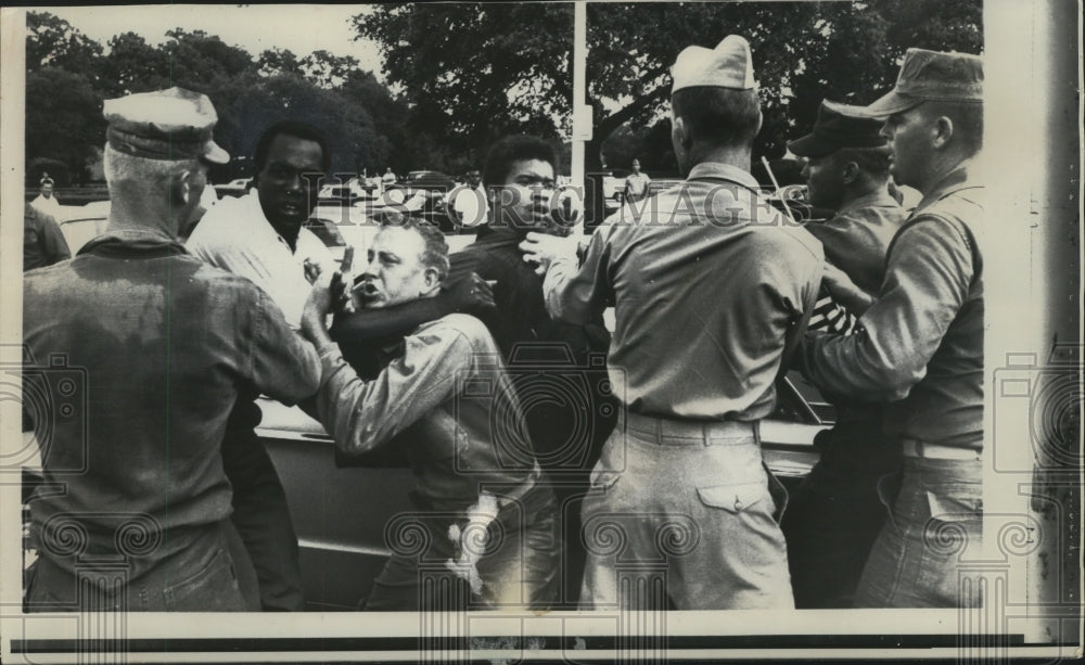 1967 Press Photo Uniformed marine reservists grappled with peace pickets.