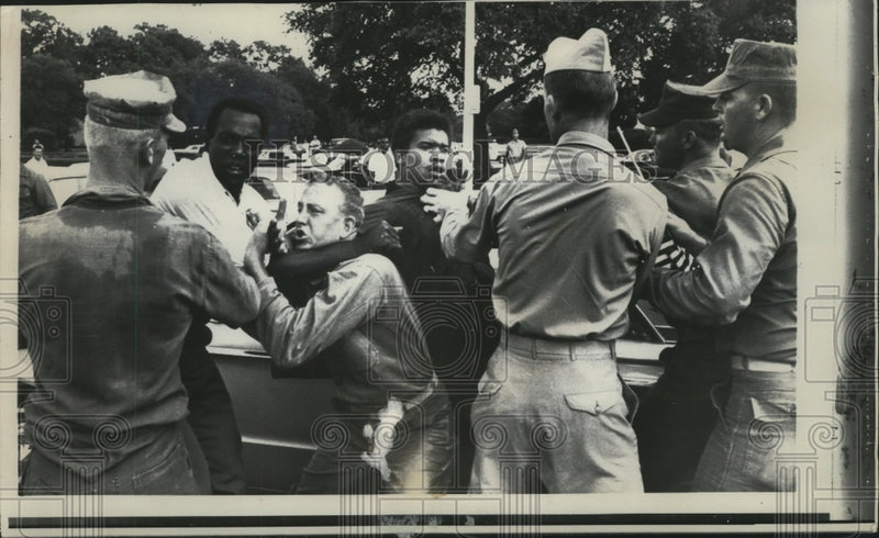 Load image into Gallery viewer, 1967 Press Photo Uniformed marine reservists grappled with peace pickets.
