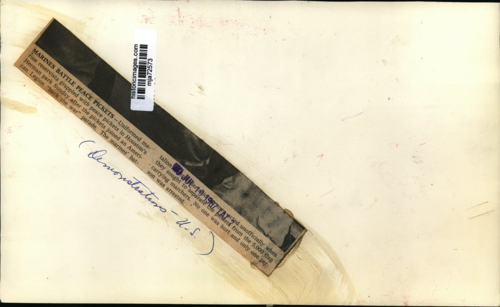 1967 Press Photo Uniformed marine reservists grappled with peace pickets.