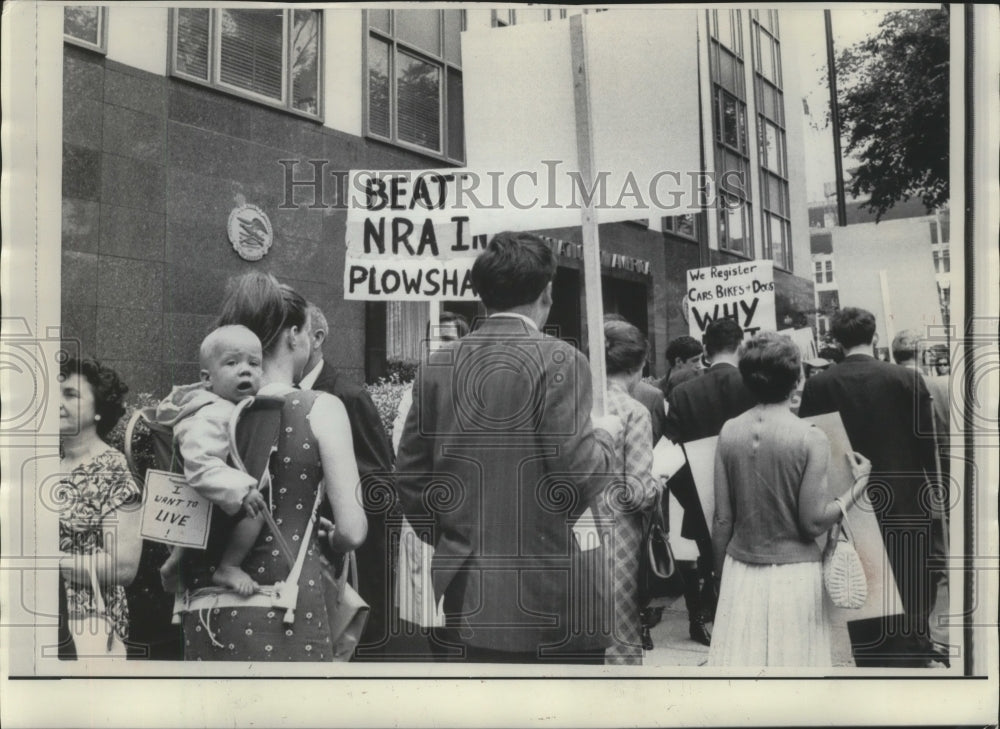 1968 Press Photo Pickets representing labor, civic &amp; student org. on gun control- Historic Images