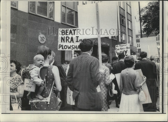 1968 Press Photo Pickets representing labor, civic & student org. on gun control- Historic Images
