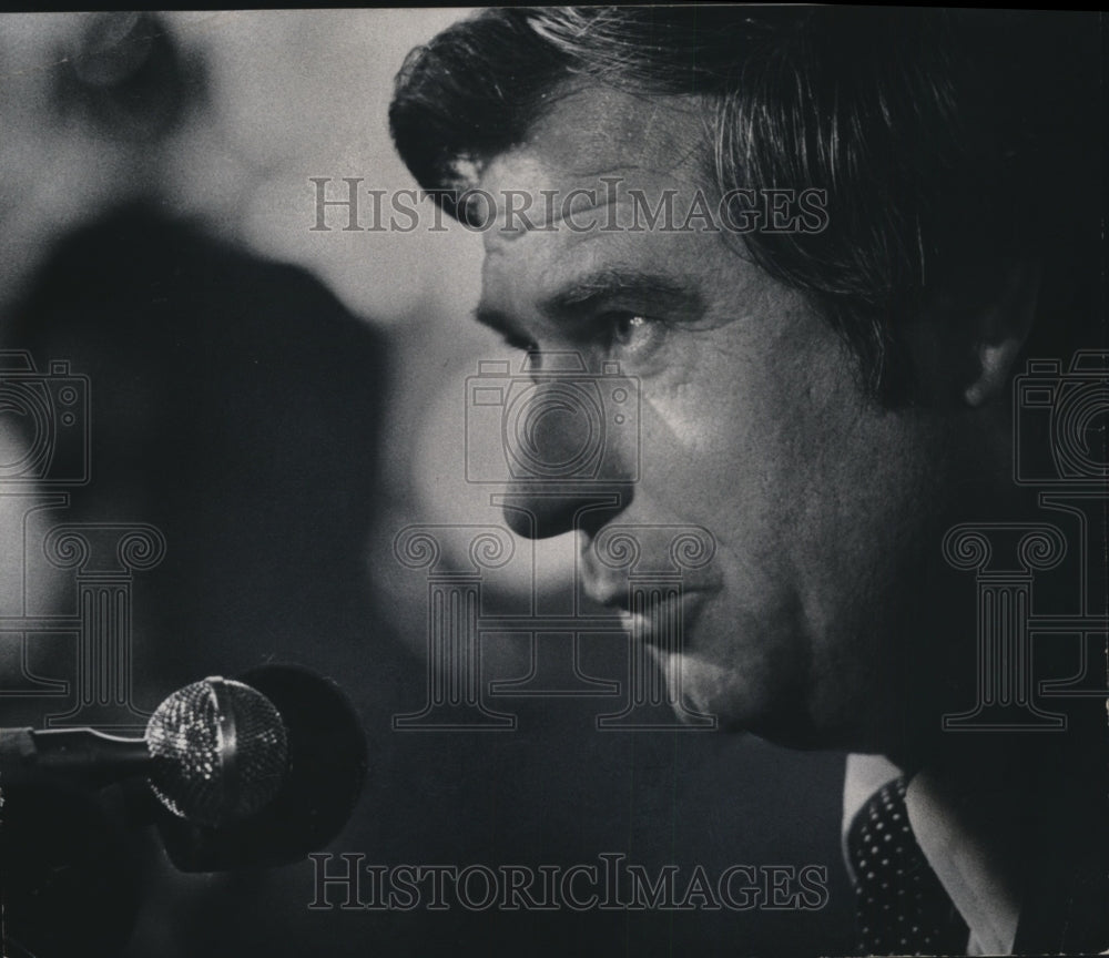 1977 Press Photo Harry Dalton, New GM, Meets the Press, Milwaukee, Wisconsin- Historic Images