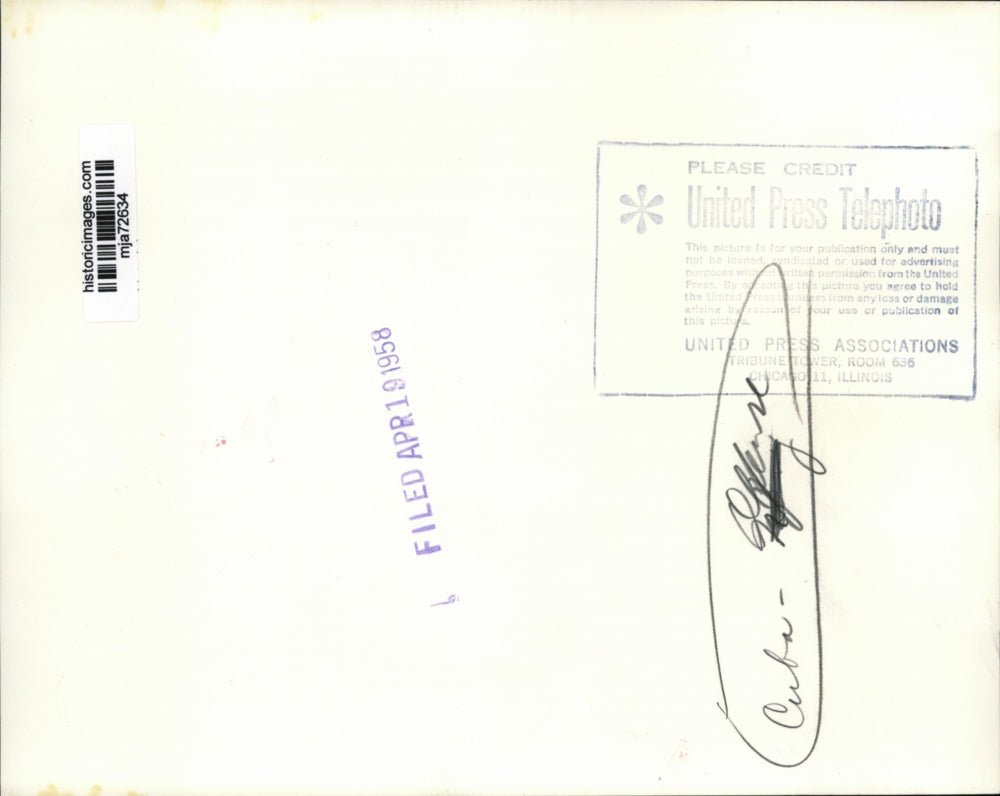 1958 Press Photo Lt. Isaac Sierra and Cuban sailor check gun at Naval District