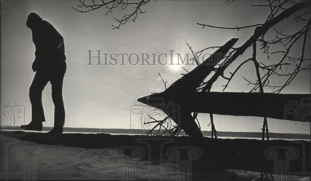 1986 Press Photo Door Cty resident Jim Roberts readies for rise in Lake Michigan- Historic Images