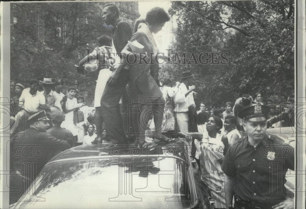 1968 Press Photo Young People Stomping on a New York City Official&#39;s Vehicle- Historic Images