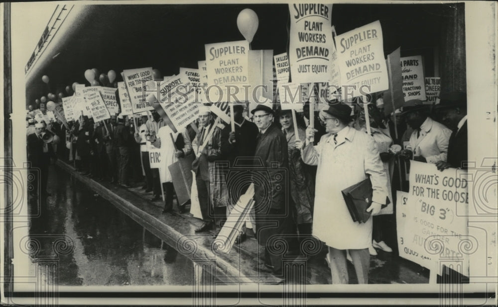 1967 Press Photo United Auto Workers Made A Show Of Support Outside - mja72688- Historic Images