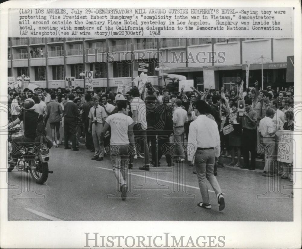 1968 Press Photo Protesting Vice President Humphrey&#39;s Complicity in Vietnam War- Historic Images