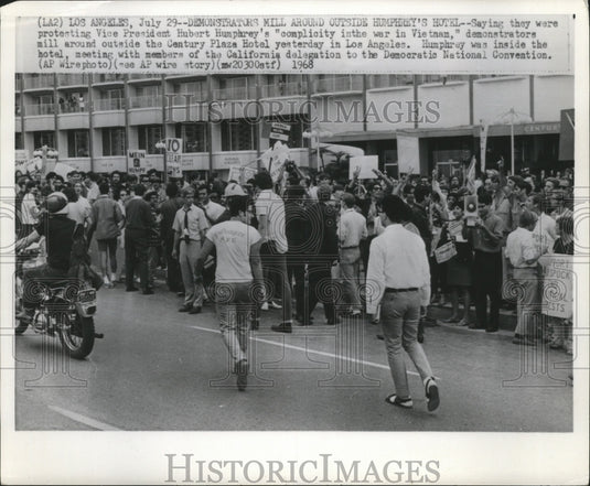 1968 Press Photo Protesting Vice President Humphrey's Complicity in Vietnam War- Historic Images