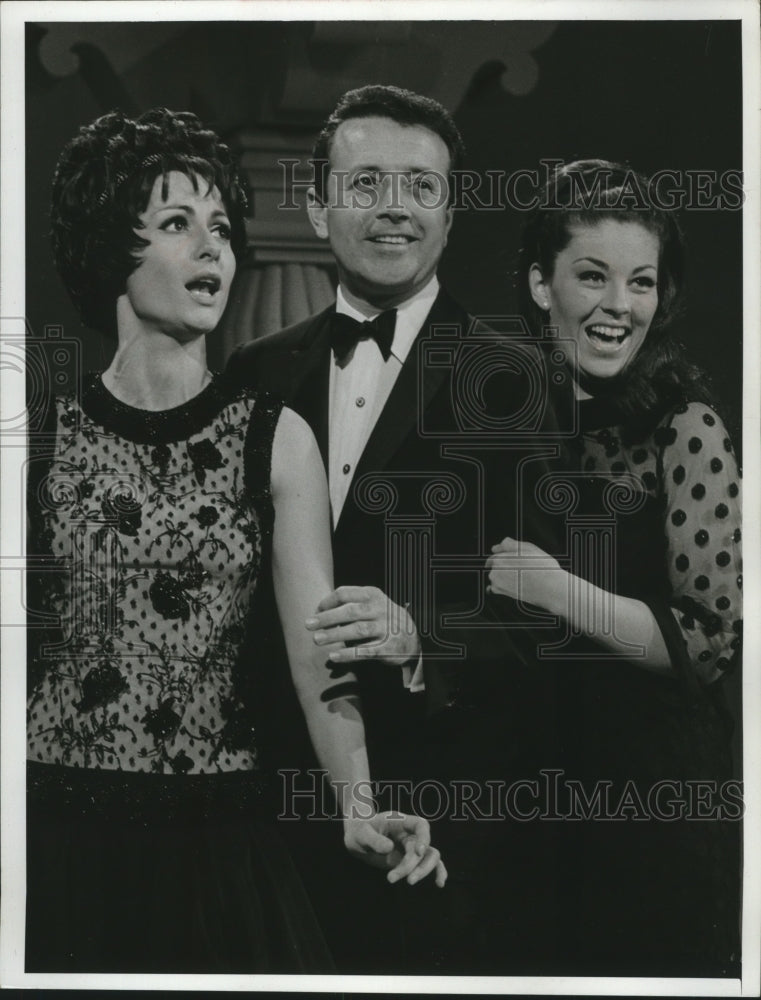 Load image into Gallery viewer, 1967 Press Photo Carol Lawrence, Vic Damone, &amp; Gail Martin: The Dean Martin Show
