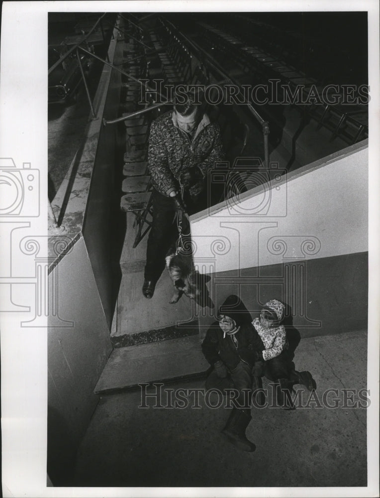 1965 Press Photo Robert Hanes Locates Lost Children for Dog Training- Historic Images