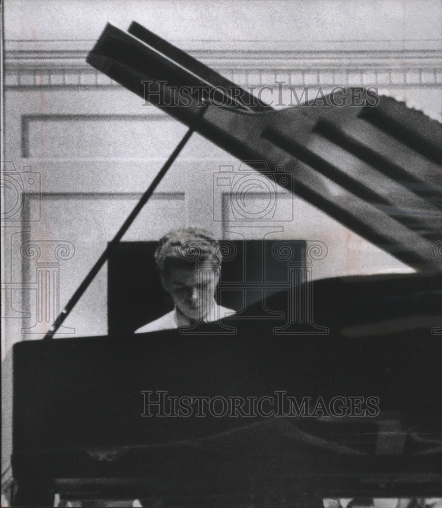 1958 Press Photo Young Texan Van Cliburn on the piano. - mja72991