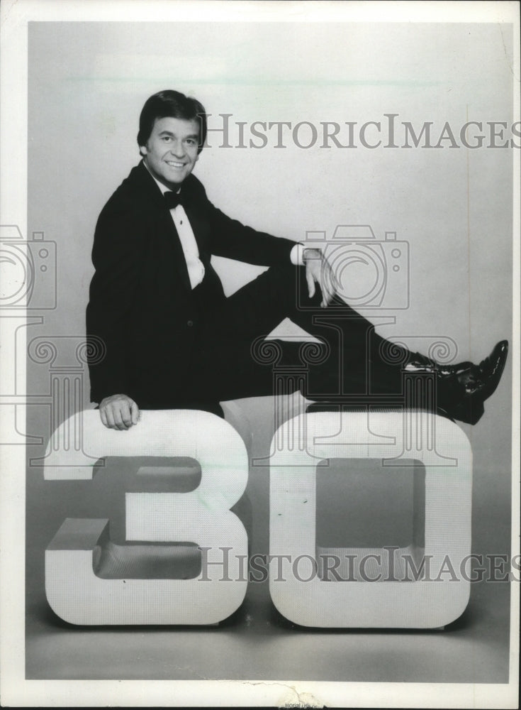 1981 Press Photo Dick Clark Celebrating 30 Years on &quot;American Bandstand&quot;- Historic Images