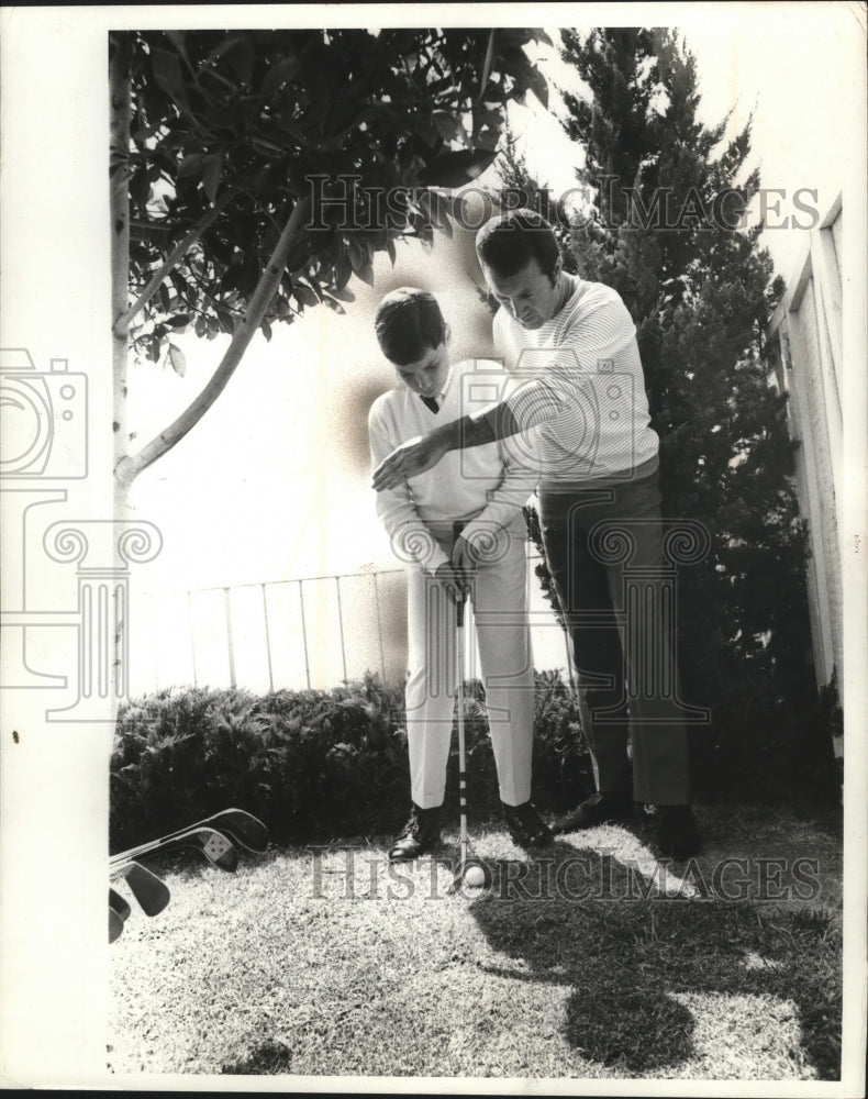 1989 Press Photo Perry Getting Golf Tips From Vic Damone - mja73112- Historic Images