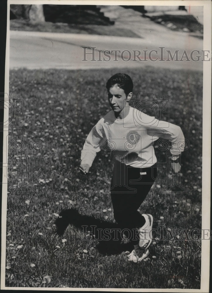 1990 Press Photo Kris Clark-Setnes, director for women's race models T-shirt- Historic Images