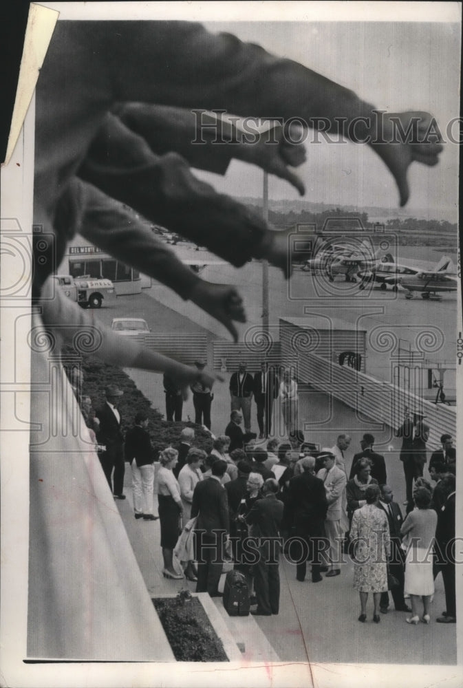 1962 Press Photo Demonstrators turn thumbs down at 28 United Nations delegates- Historic Images