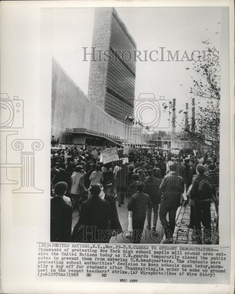 1968 Press Photo New York students protest outside U.N. headquarters - mja73264