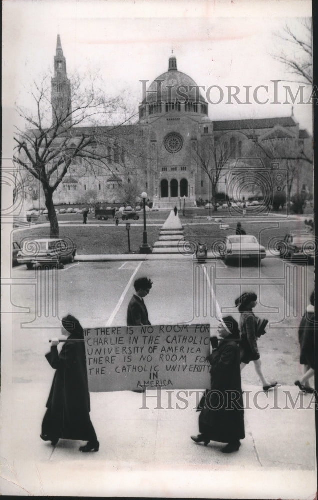 1967 Press Photo Nuns protest the decision not to rehire Father Charles Curran- Historic Images