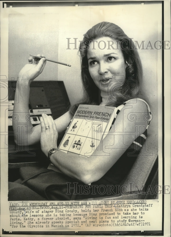 1971 Press Photo Kathryn Crosby is Learning French Before a Trip to Paris- Historic Images