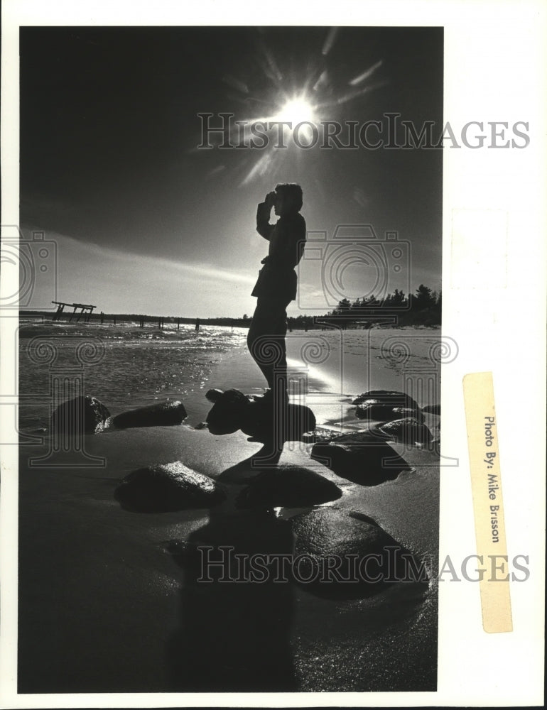  Press Photo Carey Gretzinger of Stevens Point, Viewed the Door County Shoreline- Historic Images