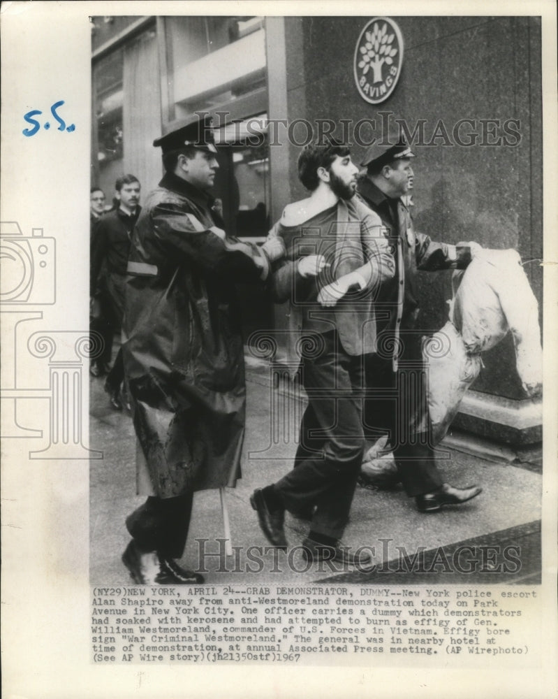 1967 Press Photo Police escorted Alan Shapiro, an anti-Westmoreland demonstrator- Historic Images