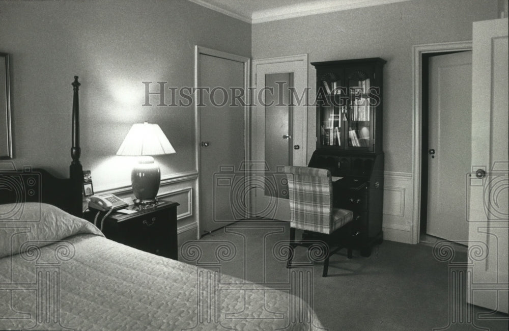 1990 Press Photo Author&#39;s Suite in the Omni Ambassador East Hotel in Chicago- Historic Images