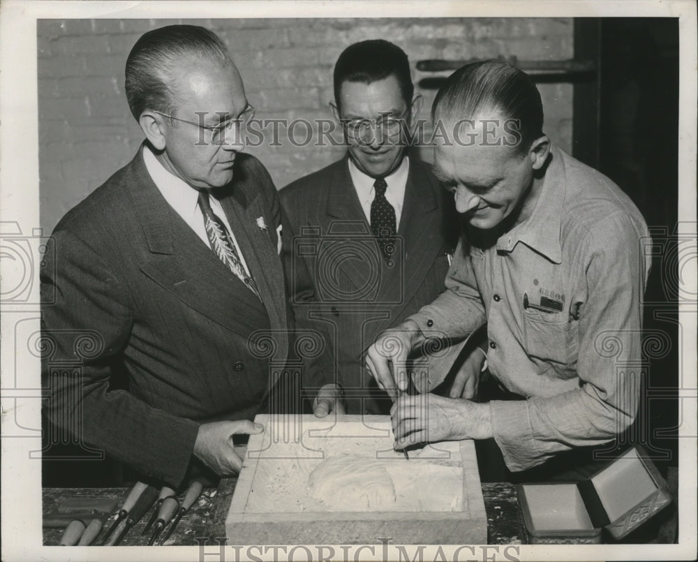 1946 Press Photo San Quentin Warden Clinton Duffy Inspects Inmate Made Works- Historic Images