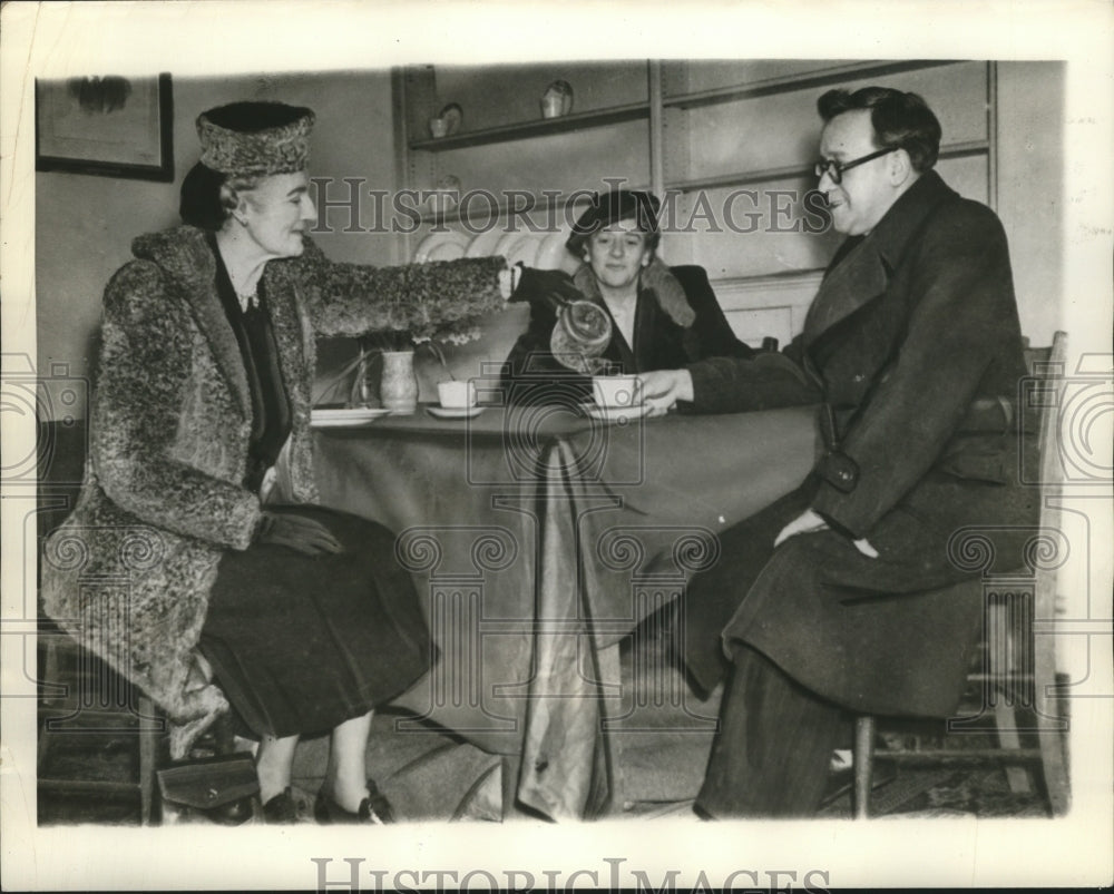 1941 Press Photo Mrs. Winston Churchill Has Tea with Herbert Morrison- Historic Images