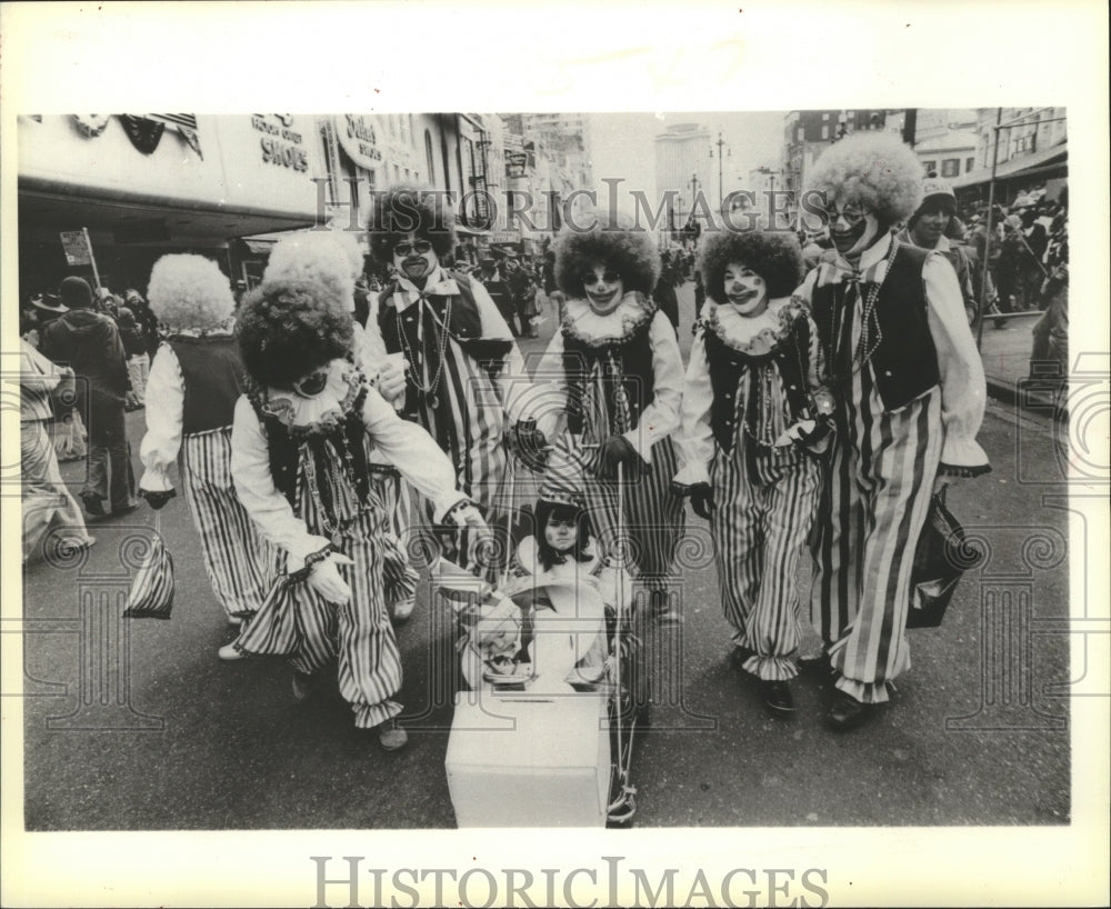 1979 Press Photo Sleeping child and clowns at the Mardi Gras parade, New Orleans- Historic Images