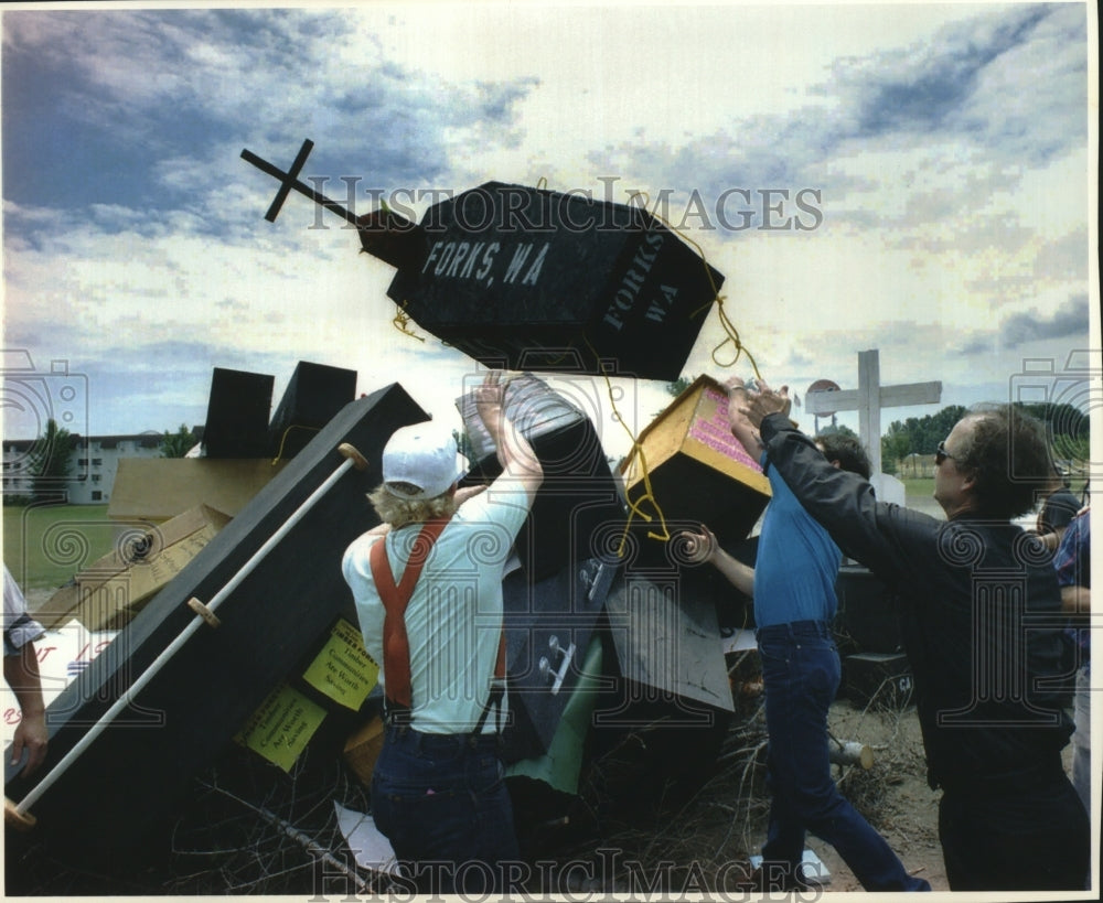 1993 Press Photo Loggers throw coffins into bonfire in protest of Clinton&#39;s plan- Historic Images