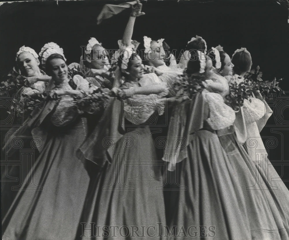 1972 Press Photo The Beryozka Dance Company at the Performing Arts Center- Historic Images