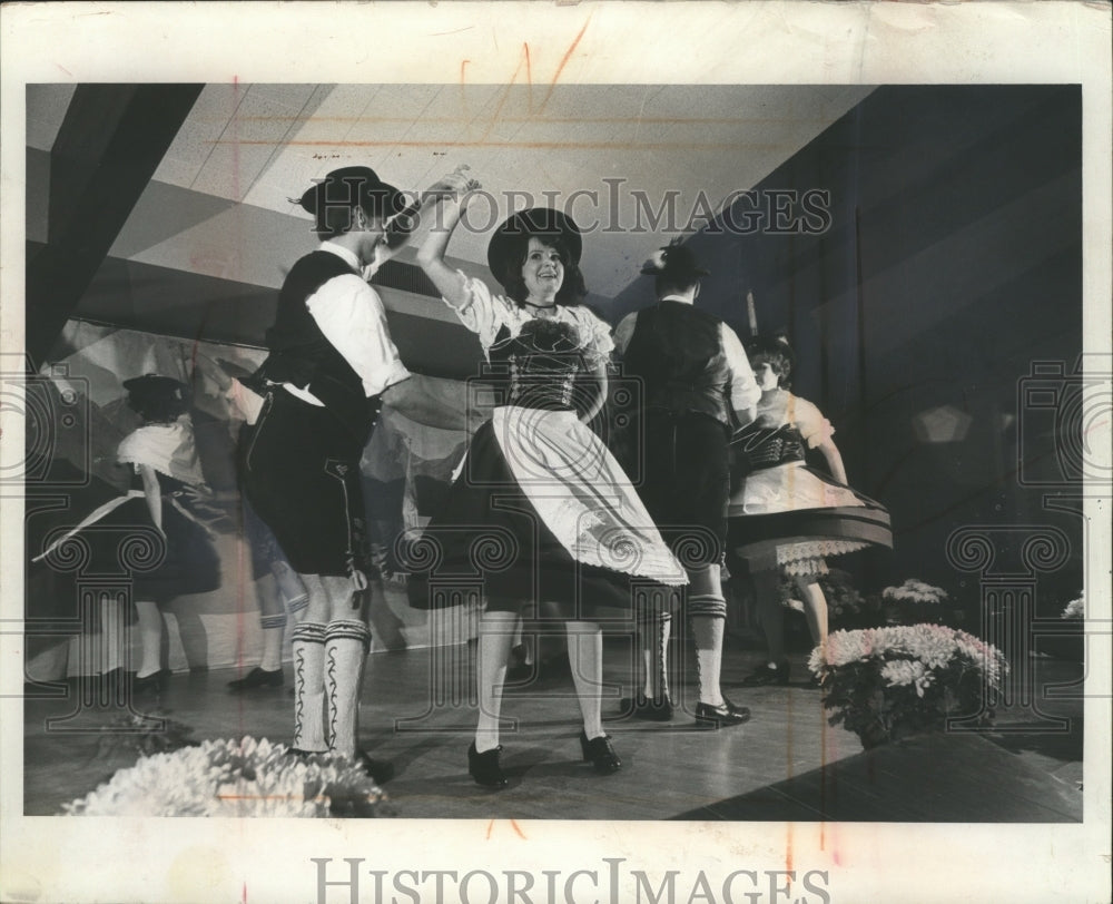 1972 Press Photo Members of the Wendlstoana Club Performing at the Bavarian Inn- Historic Images