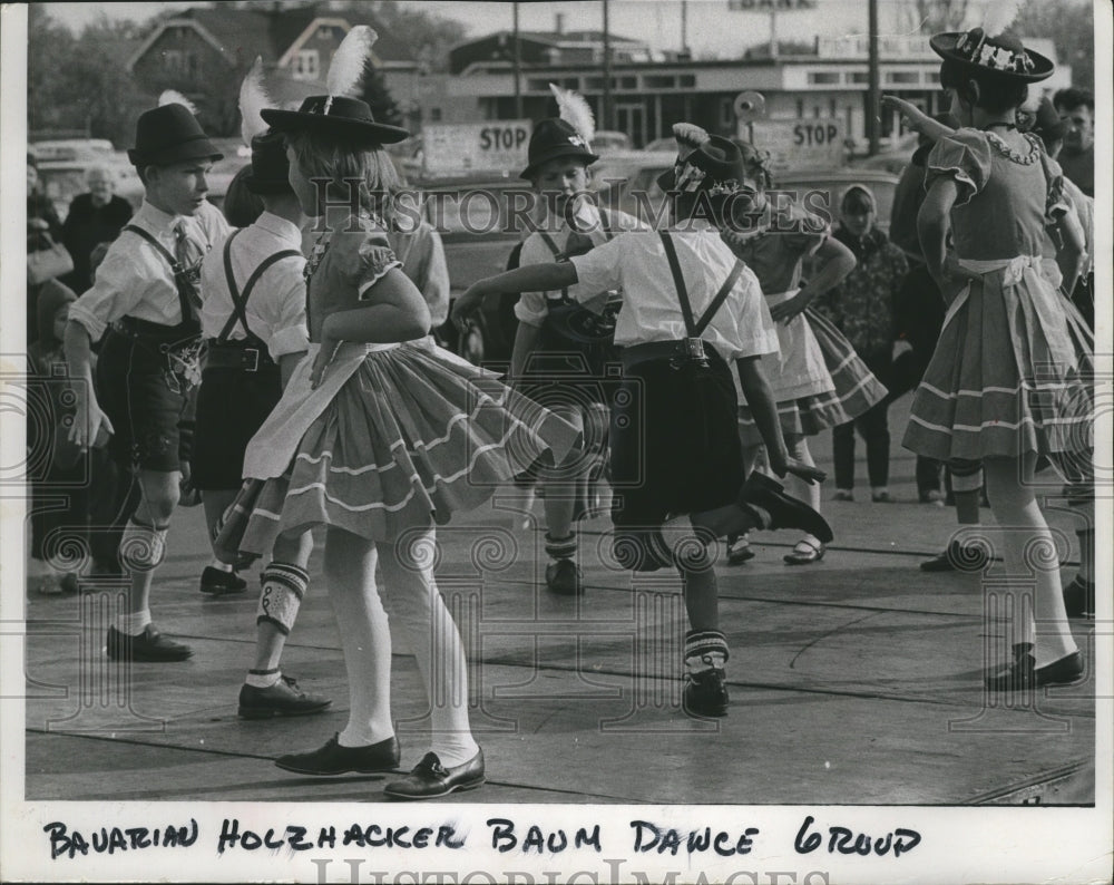 1966 Press Photo Bavarian Holzhacker Baum Dance Group outside Packard Plaza- Historic Images