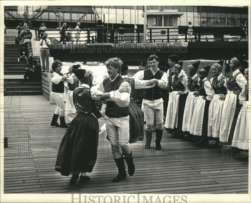 1986 Press Photo Pommersche Speeideel Leba folk dancers performing in park- Historic Images