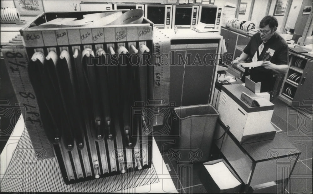 1976 Press Photo Computer, that &quot;marvelous machine,&quot; has changed face business- Historic Images