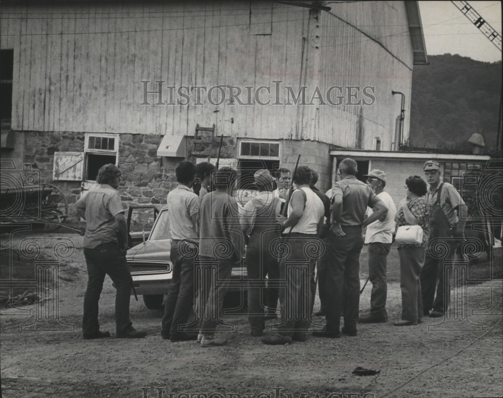 1973 Press Photo Area Residents and Deputies Receiving Instructions for Search