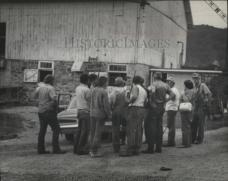 Load image into Gallery viewer, 1973 Press Photo Area Residents and Deputies Receiving Instructions for Search
