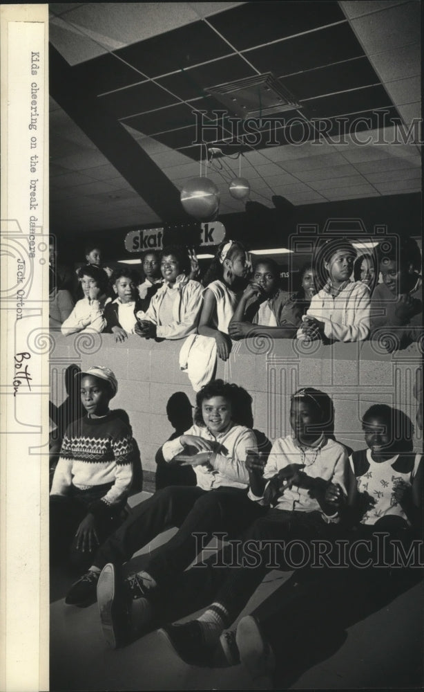 1984 Press Photo Spectators Cheering for Favorite Dance Groups - mja74409- Historic Images