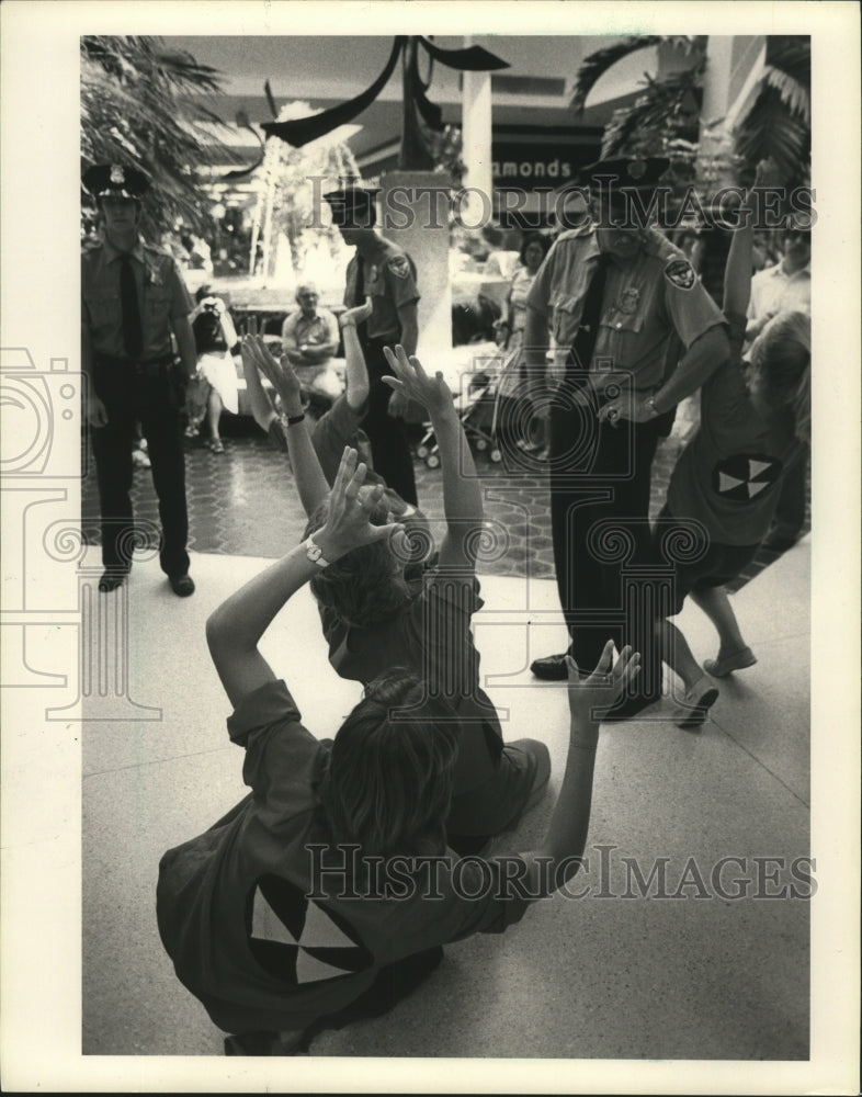 1984 Press Photo Security Police Watch Nu Parable Dancers in East Towne Mall- Historic Images