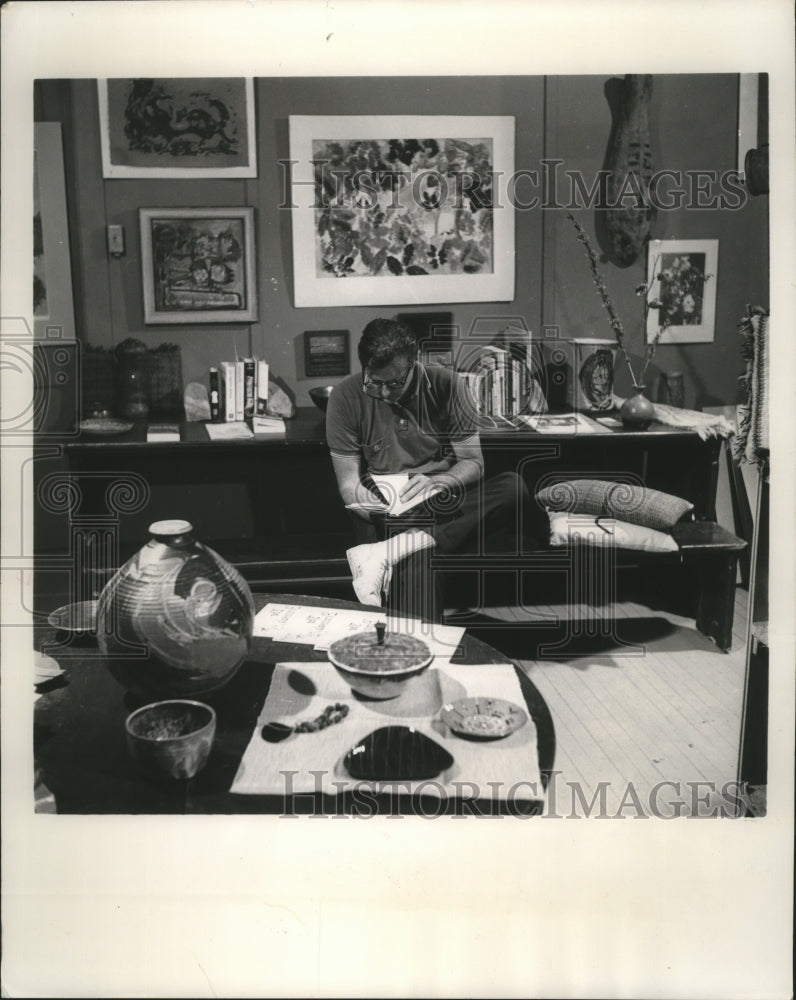 1965 Press Photo Browser at Bookshop in Ellison Bay - Historic Images