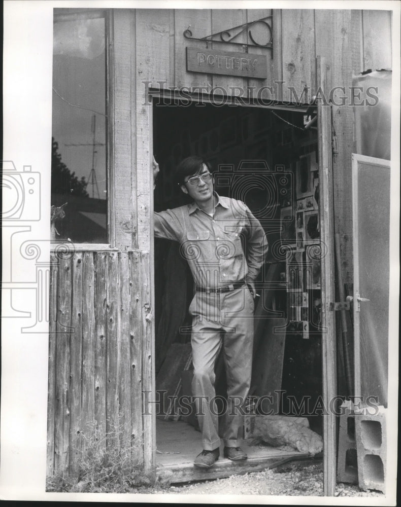 1973 Press Photo Artist Takashi Yamada in Front of Peninsula School of Arts- Historic Images