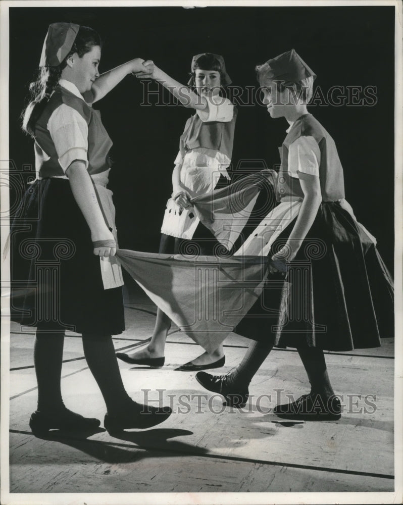 1960 Press Photo Stephanie Parker, Kathy Zeiger &amp; Joanna Mattson at Wauwatosa- Historic Images