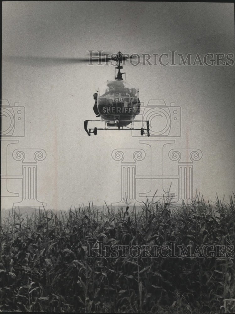 1973 Press Photo Sheriff helicopter over Lawrence Kruse farm near Loganville, WI- Historic Images