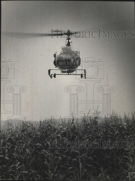 1973 Press Photo Sheriff helicopter over Lawrence Kruse farm near Loganville, WI- Historic Images