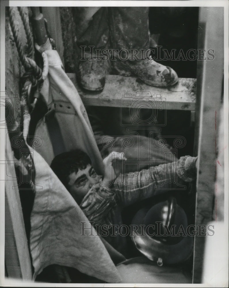 1959 Press Photo Rescuers dug for men who were buried alive in 18 foot trench