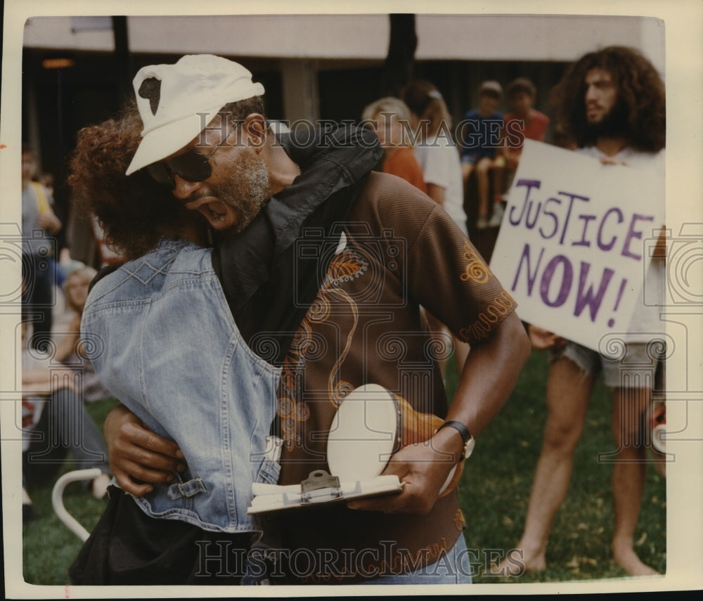 1990 Press Photo Caunell Adams screams out names of children that burned in fire- Historic Images