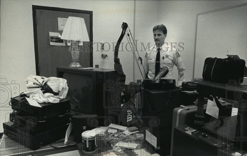 1992 Press Photo Lt. Stephen Marks With Collection of Alleged Stolen Weapons- Historic Images